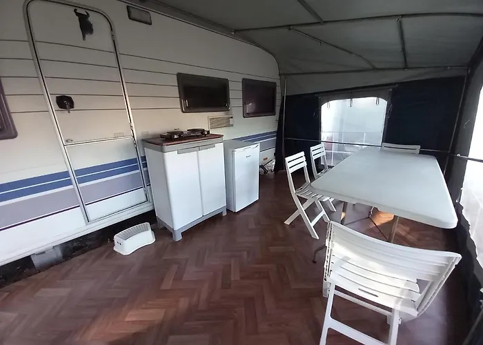 Кемпинг Caravan Near The Sea 6 Углян